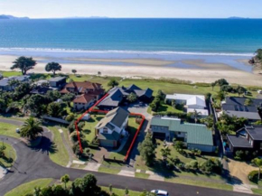 Kiwi Kuta with direct beach access - Matarangi Holiday Home